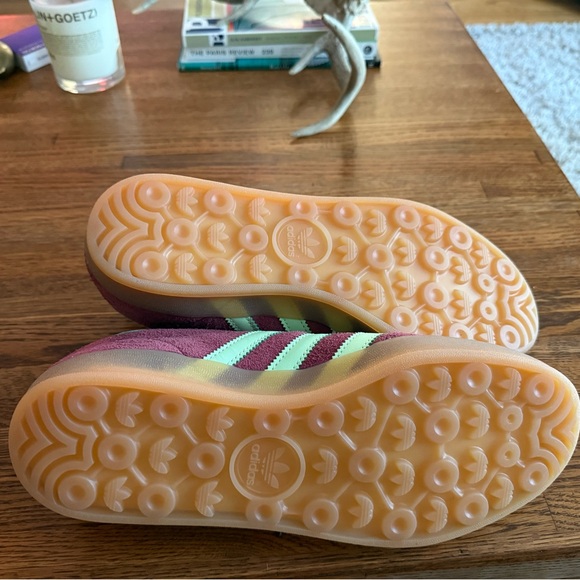 ADIDAS Gazelle 'Shadow Red Semi Green Spark'
US 8.5 M / US W 10 - Picture 6 of 6